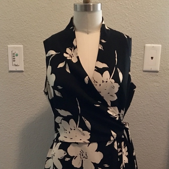 Jones Wear Dresses & Skirts - Jones Wear Floral Black and White Dress